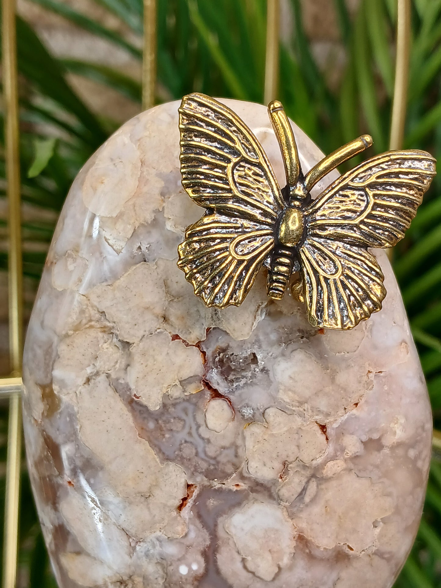 Schmetterling auf Blumenachat Freiform