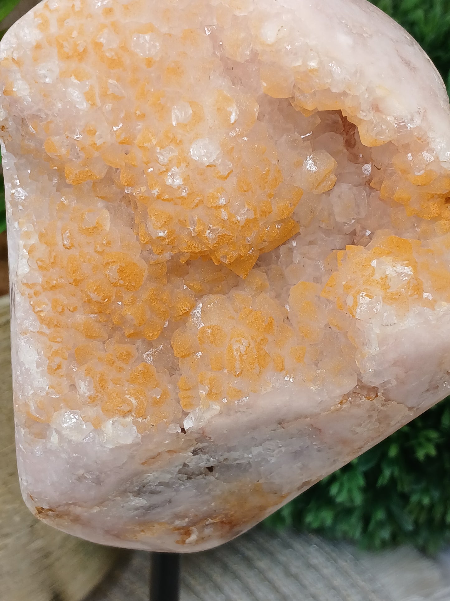 Pink Amethyst auf Metallständer