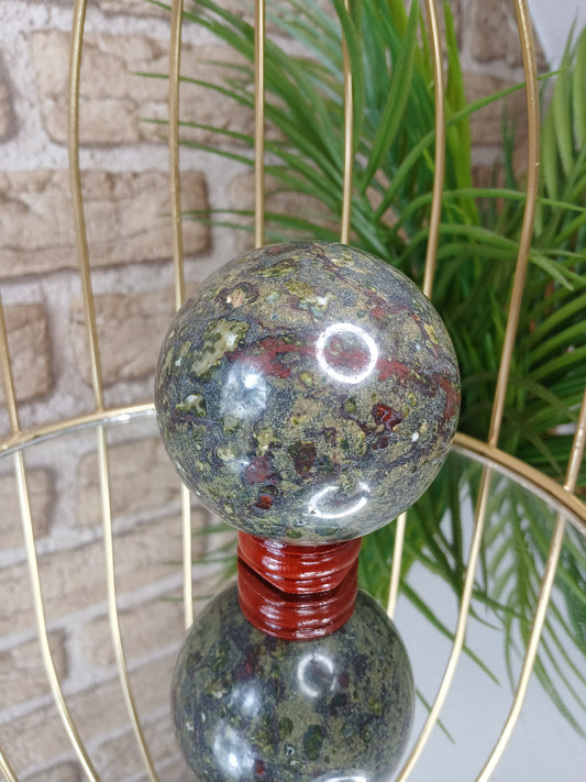 Drachenblut-Jaspis Kugel
