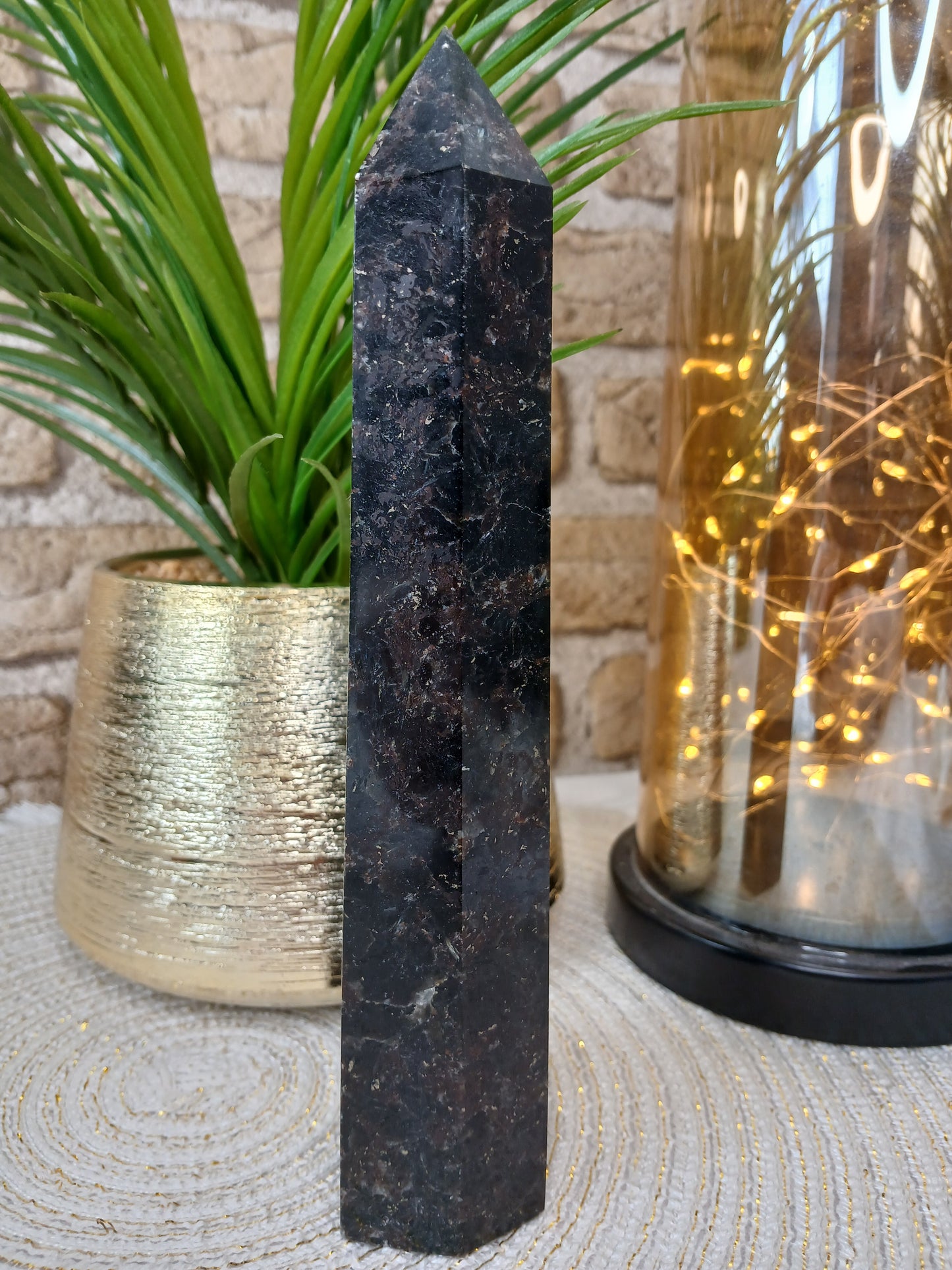 Arfvedsonit Turm mit Astrophyllit-Anteilen