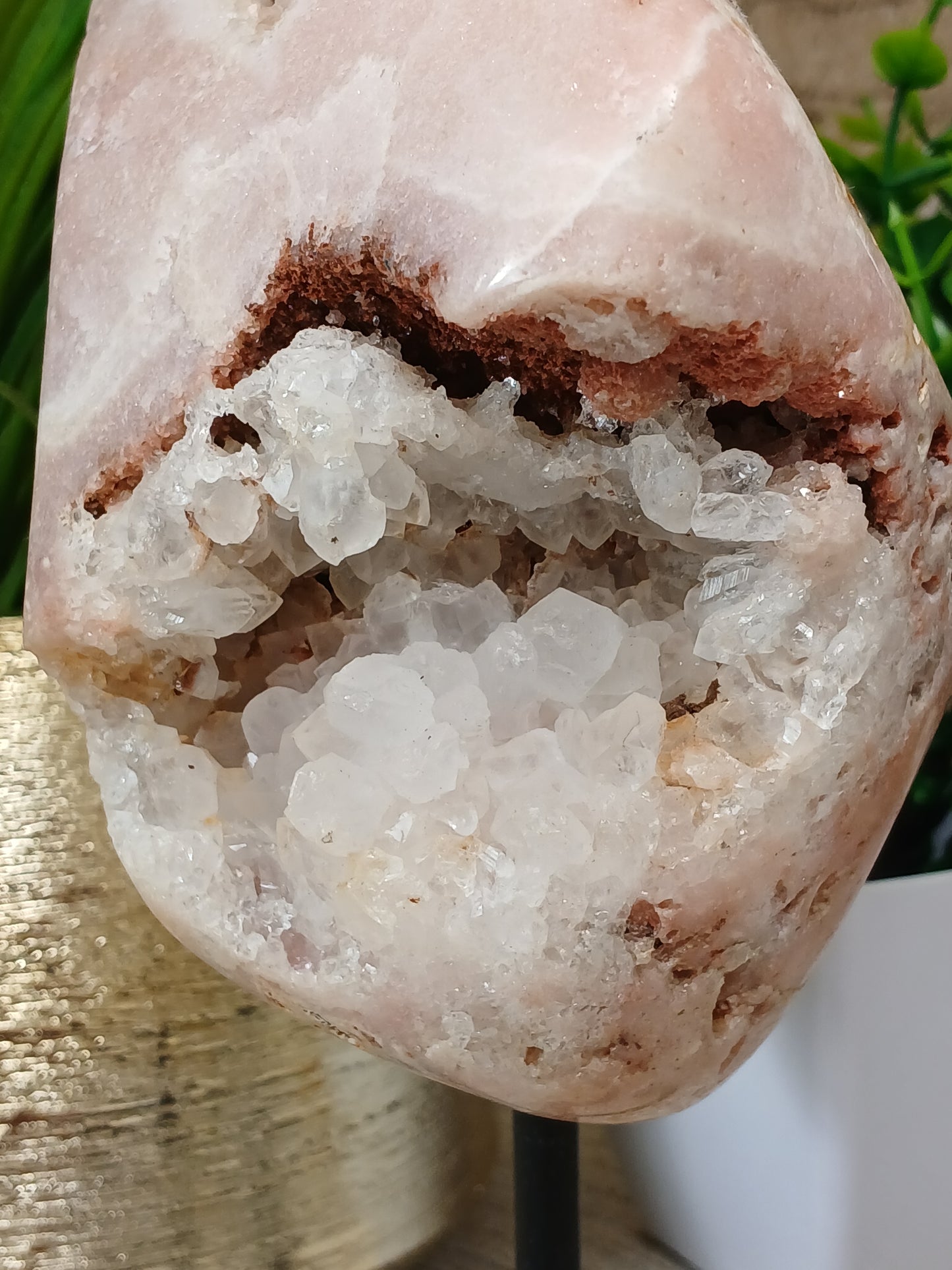 Pink Amethyst auf Metallständer