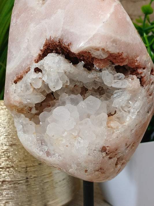 Pink Amethyst auf Metallständer